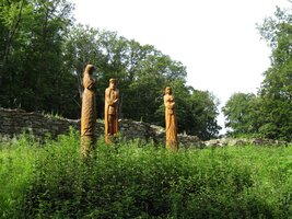 a ruiny starého hradiště (ty skulptury jsou ovšem novější)