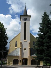 a kostelík ve stejnojmenném městě pod přehradou