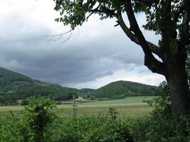 Nad masivy hor visely olověné mraky