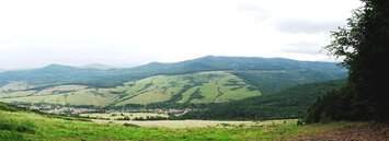 Nad vsí Pača (v pozadí silueta Volovce)