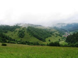 Tady jsme v sedle nad vsí Úhorná