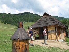 a před prodejnou sýrů