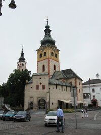 a dalšími věžemi místních chrámů