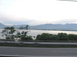 V 5:00 je z rychlíku Šírava vidět Liptovskou Maru a Roháče