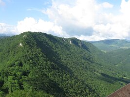 a okolní hory dostatečně vzdálené,