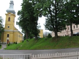 před tímto kostelem se zvonicí