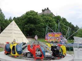 jenže zblízka ho téměř zakryly plytké pouťové atrakce