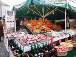 plné stánků se stravou tělesnou