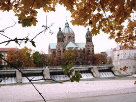 Za řekou s velkým jezem je vidět kostel Thomaskirche