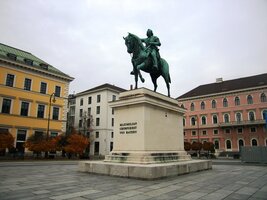 přes náměstí Maximillianenplatz