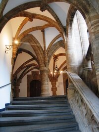 Z věže se sestupuje tímto pseudogotickým schodištěm