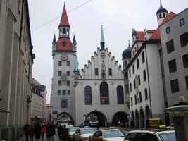 My ale vyrážíme na cestu kolem staré radnice