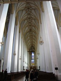 Bělobou září sloupoví v jeho interiéru,