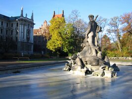 Cesta vede kolem mnoha fontán a parkových staveb,