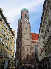 a jeho věže se seřadily v téměř vojenský zákryt