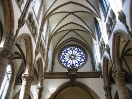 Je trojlodní s neobvykle vysokou klenbou