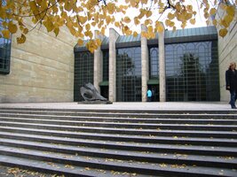 a moderním palácem Nové Pinakotheky