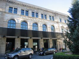 Nedaleko nádraží stojí tento hypermoderní hotel