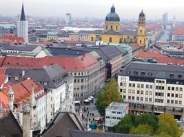 kostel sv.Kajetána (ten žlutý),