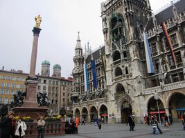 a rozlehlým náměstím Marienplatz v popředí
