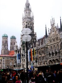 se stafáží věží Frauenkirche v pozadí