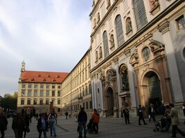 Zde je to z druhé strany od portálu kostela