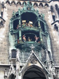 a originální orloj se zvonkohrou