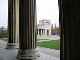 zatímco zde jsou vidět v pozadí Propyláje (slavnostní brána)