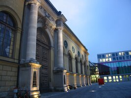 Večer na náměstí Max Joseph Platz, v popředí palác Opera Café