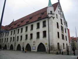 a pokračujeme k bývalé synagoze (později střelnici),