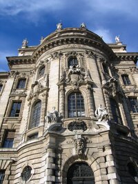 Tohle je jeho honosný portál