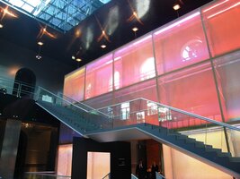 mramoru a blyštivého kovu