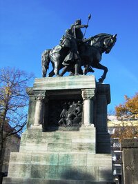 Odtud jsme dojeli podzemkou k jezdecké soše císaře Ludwiga