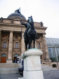 a k jezdeckému pomníku Ludvíka II před kostelem St.Kajetan