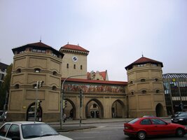 a skrze bránu Isartor