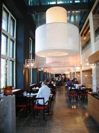 Zdejší restaurace má rozměr haly vlakového nádraží