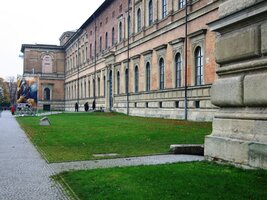 (pohled na druhou stranu ukazuje délku jejího průčelí),