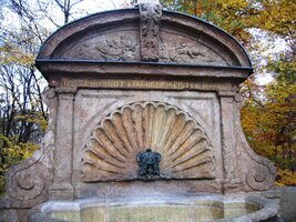 U řeky stojí tato kašna s mušlí