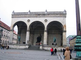 Skokem jinam - k lodžiové síni Feldherrnhalle na náměstí Odeonplatz
