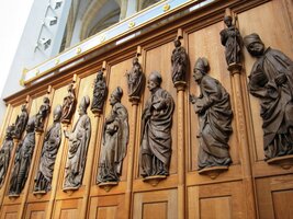 dřevem voní řezbářská výzdoba kněžistě