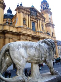 Tady ho trochu zakrývá mohutný bavorský lev