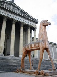 Toto je palác Antických sbírek střežený Trojským koněm