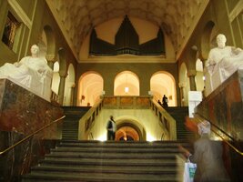 s aulou podobnou aule pražského Národního muzea