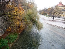 Je krásná barvami podzimu,