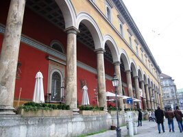 znovu přes náměstí Max Joseph Platz