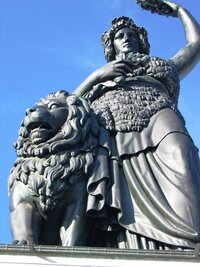 a toto je detail sochy s bavorským lvem u nohou