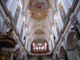 a takto zdobné vnitřky okolních chrámů