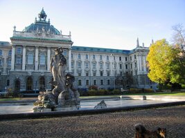 jez ní vidět zadní trakt Justičního paláce