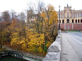 a za mostem palác Maximilianeum (bavorský parlament)