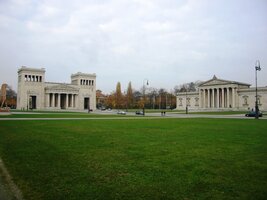 až na antizující náměstí Kőnigsplatz